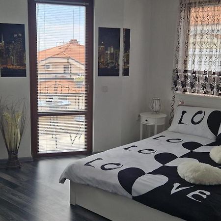 Black And White Apartment Карлово Экстерьер фото
