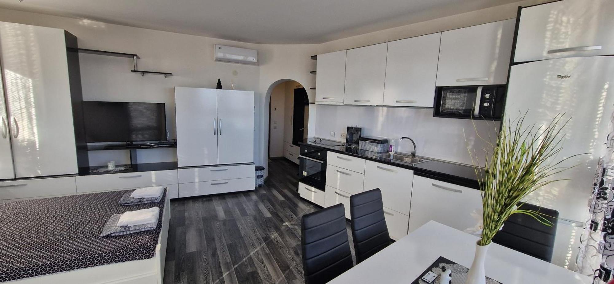 Black And White Apartment Карлово Экстерьер фото